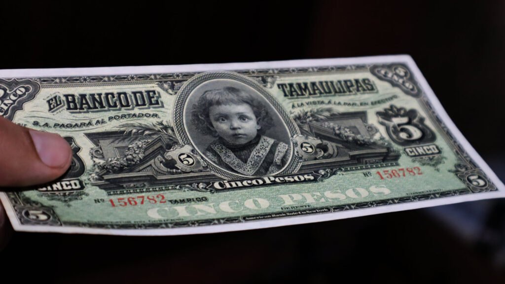 Billete 5 Pesos del Banco de Tamaulipas en la mano