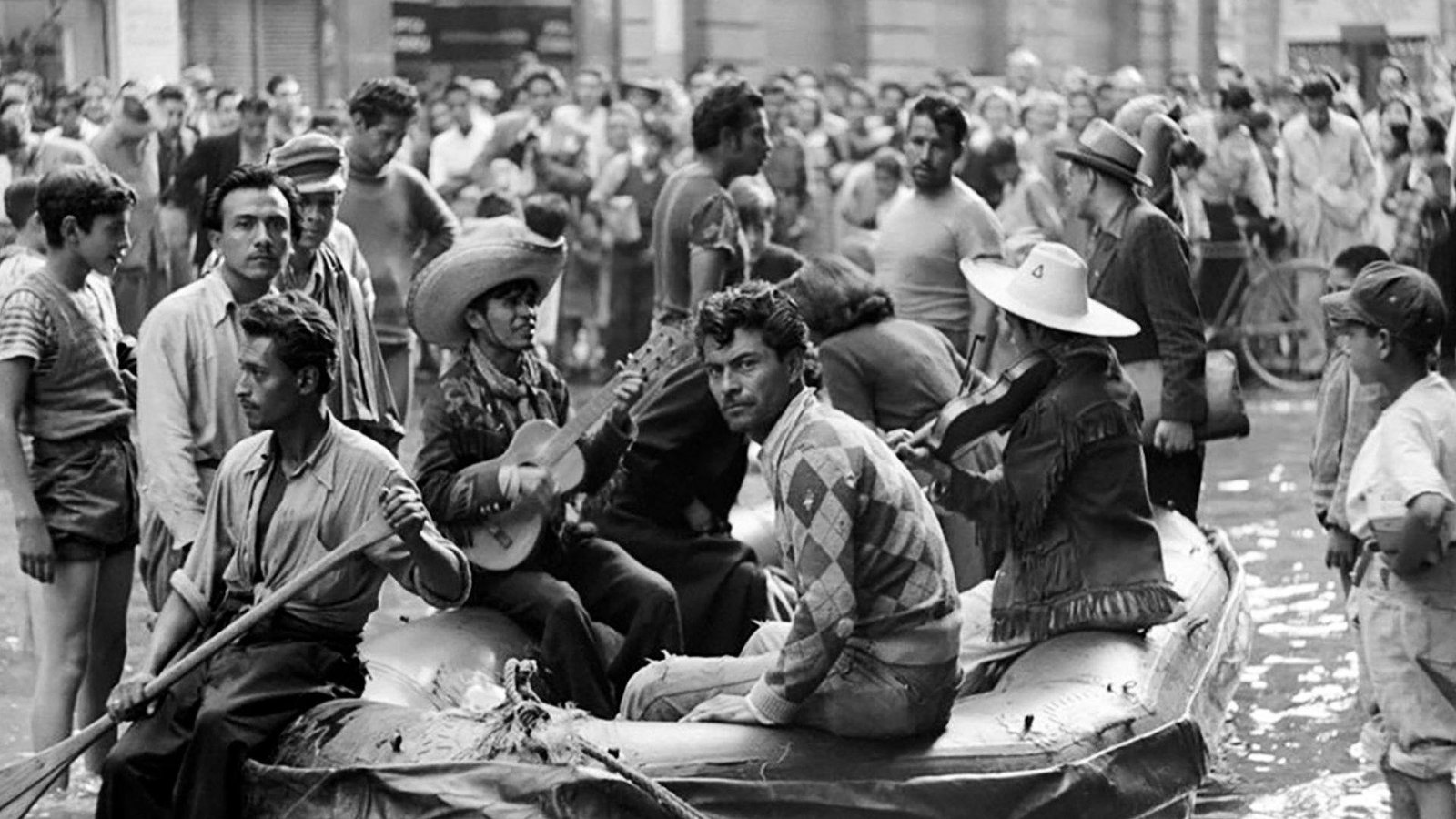 Vemos a un grupo de músicos tocando una canción en una balsa que servía para trasportar a la gente, aunque el nivel del agua ya no era tan algo. Inundación de Ciudad de México de 1951