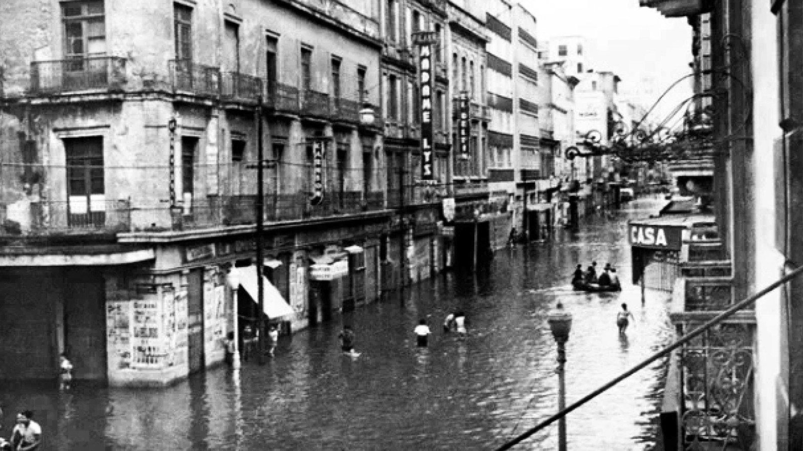 Transeúntes caminando por las calles de Ciudad de México con la inundación